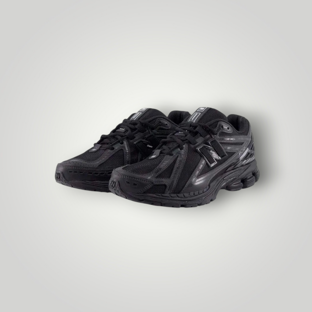 NDO Clothing New Balance 1906R Sneaker in Schwarz mit Mesh-Einsätzen, Schnürung und robuster Profilsohle.