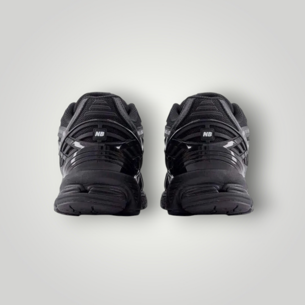 NDO Clothing New Balance 1906R Sneaker in Schwarz mit Mesh-Details und NB-Logo an der Ferse, Rückansicht