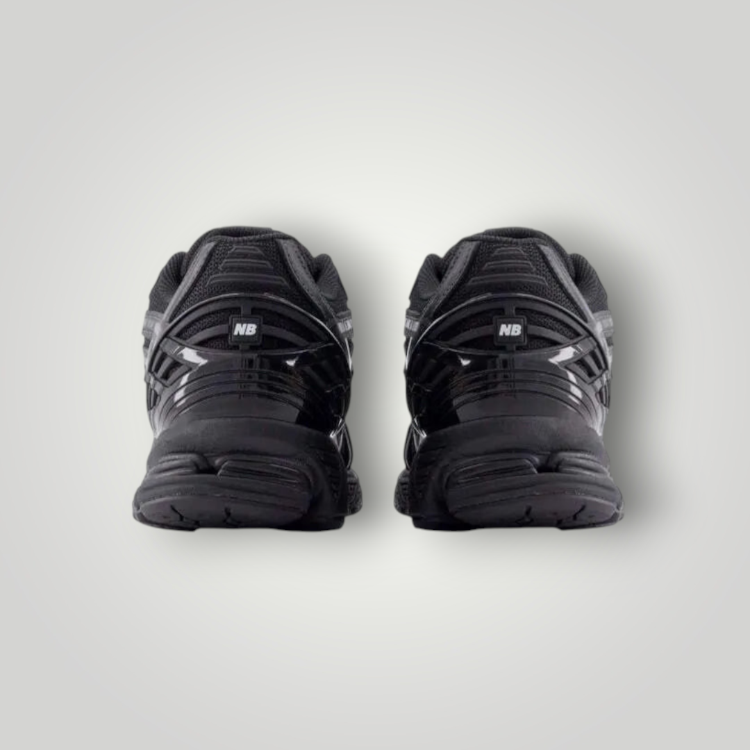 NDO Clothing New Balance 1906R Sneaker in Schwarz mit Mesh-Details und NB-Logo an der Ferse, Rückansicht