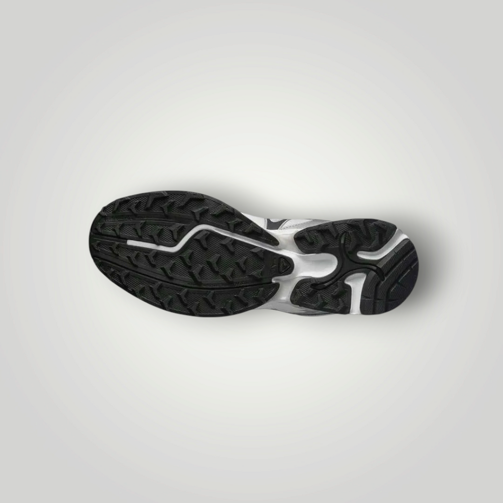 Schwarze und weiße Salomon XT-WHISPER Laufschuhsohle von NDO Clothing mit griffigem Profil für optimalen Halt