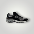NDO Clothing New Balance 2002 Sneaker in Schwarz und Grau aus Leder und Mesh mit Schnürung und gepolsterter Sohle
