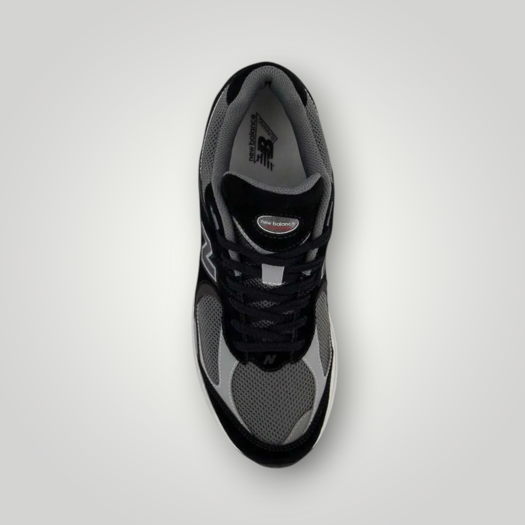 NDO Clothing New Balance 2002 Sneaker in Schwarz und Grau aus Mesh und Leder mit Schnürung in der Draufsicht