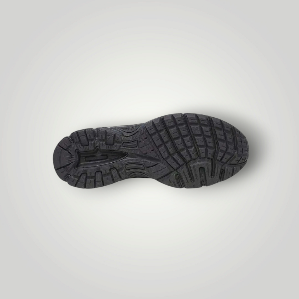 Schwarze Laufschuh-Außensohle des NDO Clothing Saucony Ride Millennium mit strukturiertem Profil für guten Halt