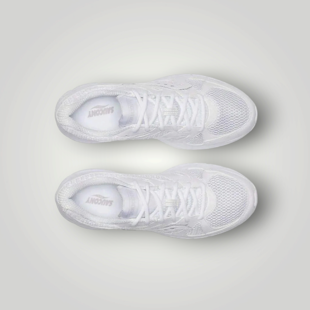 NDO Clothing Saucony Ride Millennium Laufschuhe in Weiß mit atmungsaktivem Mesh-Obermaterial in der Draufsicht