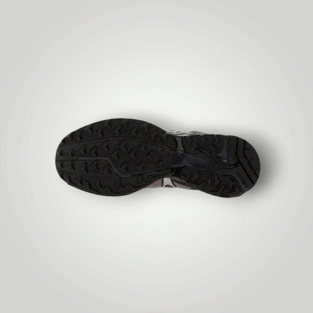 Schwarze Laufsohle des Salomon XT-WHISPER Sneakers von NDO Clothing mit griffigem Profil für optimalen Halt