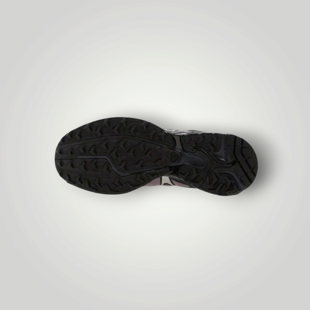 Schwarze Laufsohle des Salomon XT-WHISPER Sneakers von NDO Clothing mit griffigem Profil für optimalen Halt
