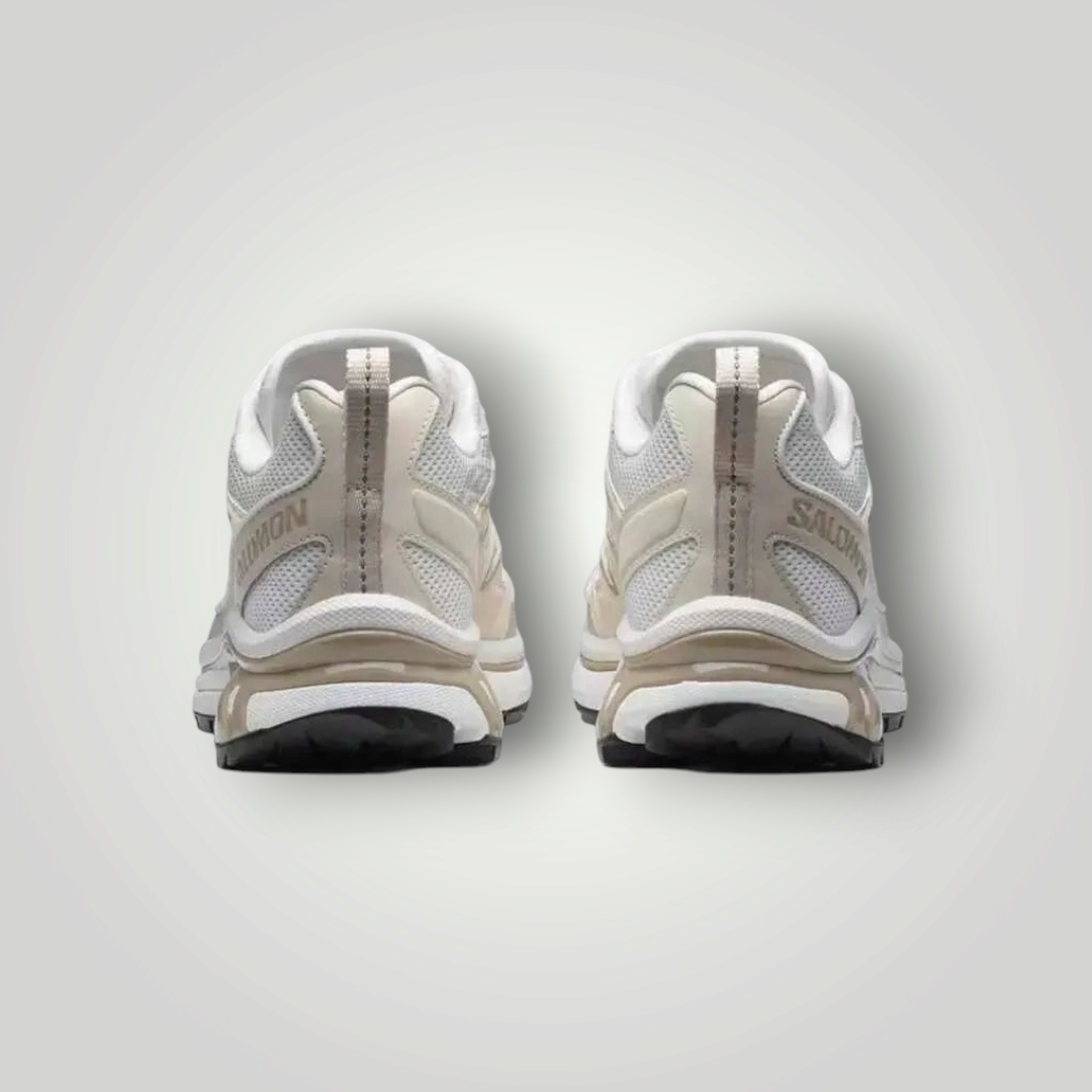 Rückansicht der beigen Salomon XT-WHISPER Sneaker von NDO Clothing mit atmungsaktivem Mesh und robuster Sohle