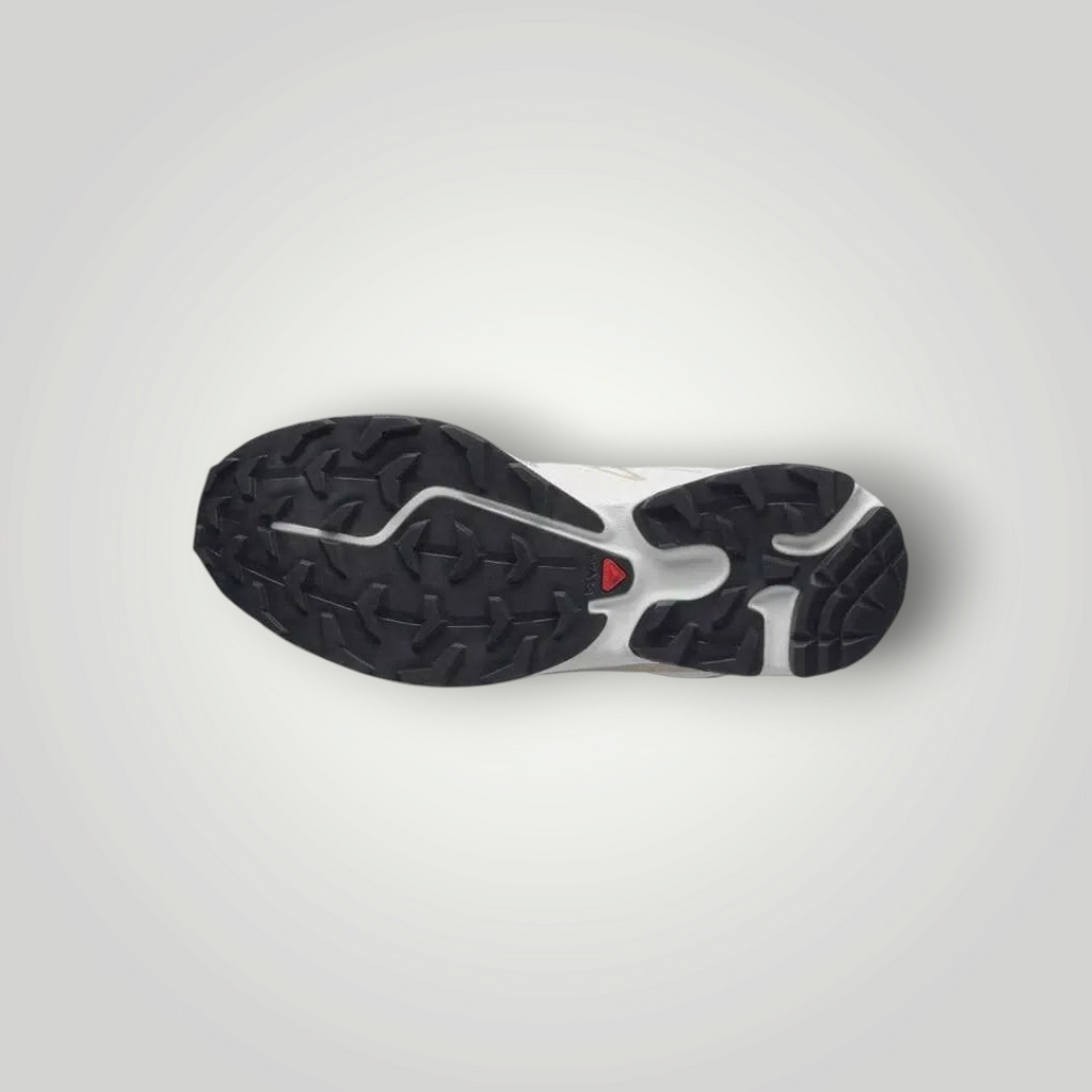 Die schwarze Contagrip-Laufsohle des NDO Clothing Salomon XT-WHISPER Sneakers mit ausgeprägtem Profil für Grip.