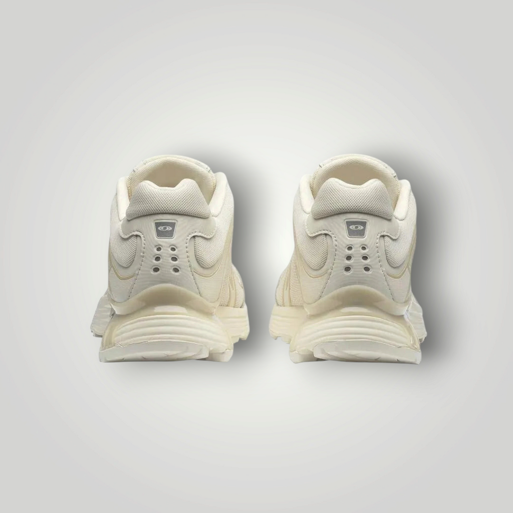 Rückansicht der beigen Salomon XT-WHISPER Sneaker von NDO Clothing mit strukturierter Sohle und Mesh-Details