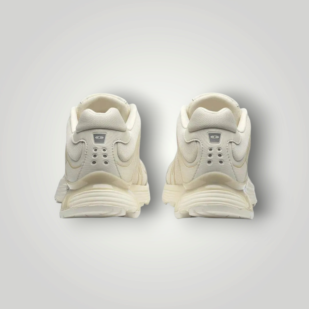 Rückansicht der beigen Salomon XT-WHISPER Sneaker von NDO Clothing mit strukturierter Sohle und Mesh-Details
