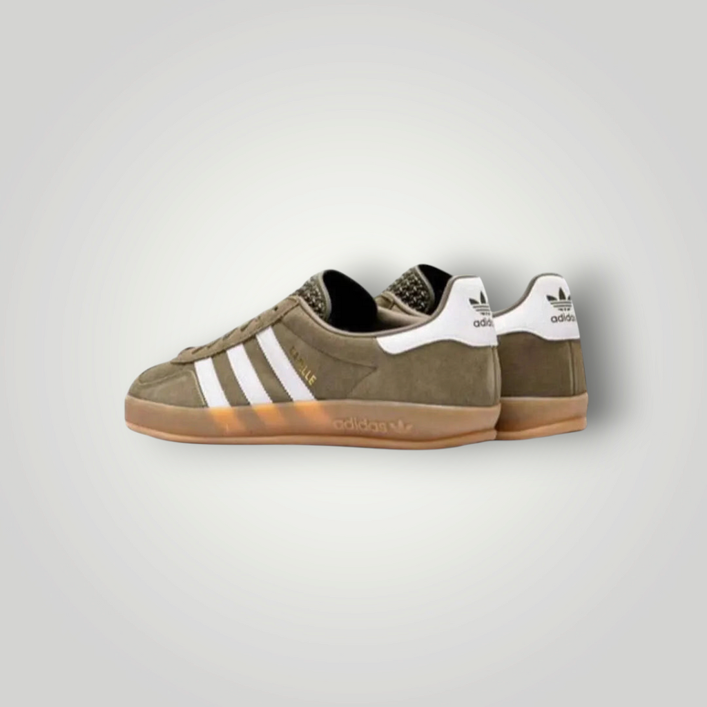 NDO Clothing Adidas Originals Gazelle Sneaker in Olivgrün aus Wildleder mit weißen Streifen und Gummisohle