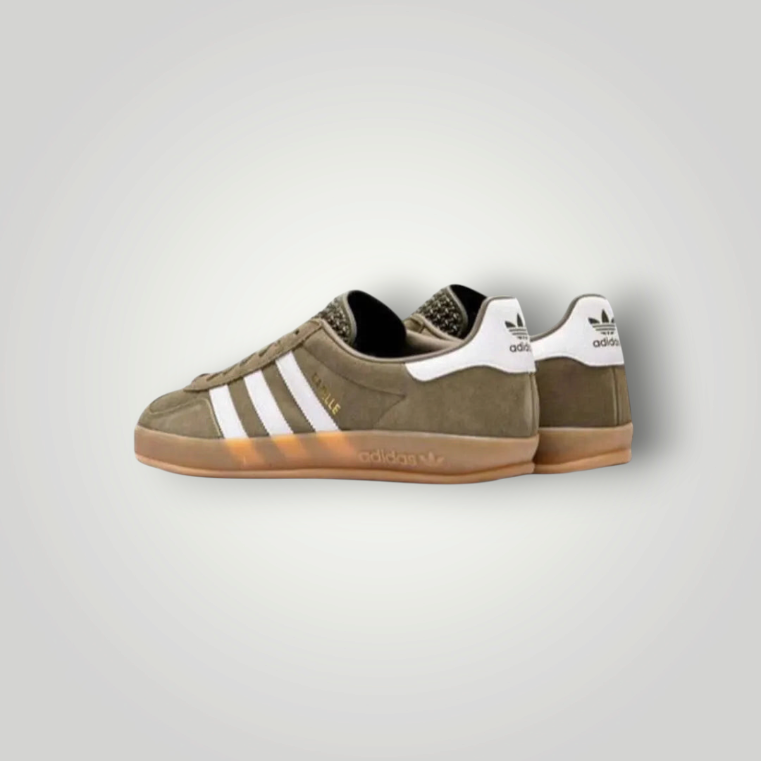 NDO Clothing Adidas Originals Gazelle Sneaker in Olivgrün aus Wildleder mit weißen Streifen und Gummisohle