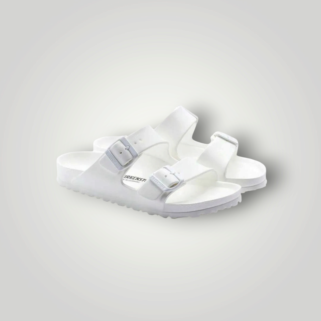 Weiße Birkenstock Arizona EVA Sandalen von NDO Clothing mit anatomischem Fußbett und verstellbaren Schnallen.