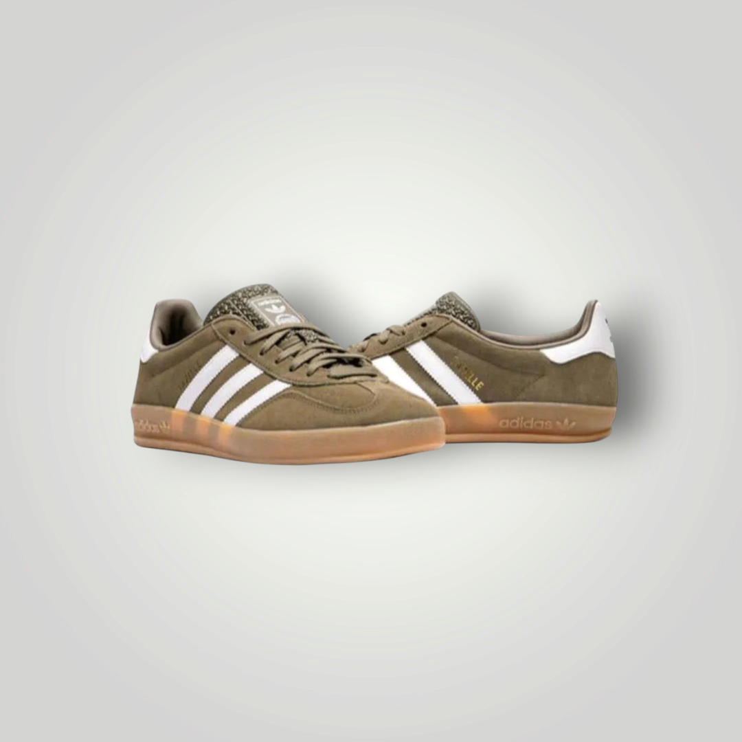 NDO Clothing Adidas Originals Gazelle Sneaker in Olivgrün mit weißen Streifen und klassischer Gummisohle