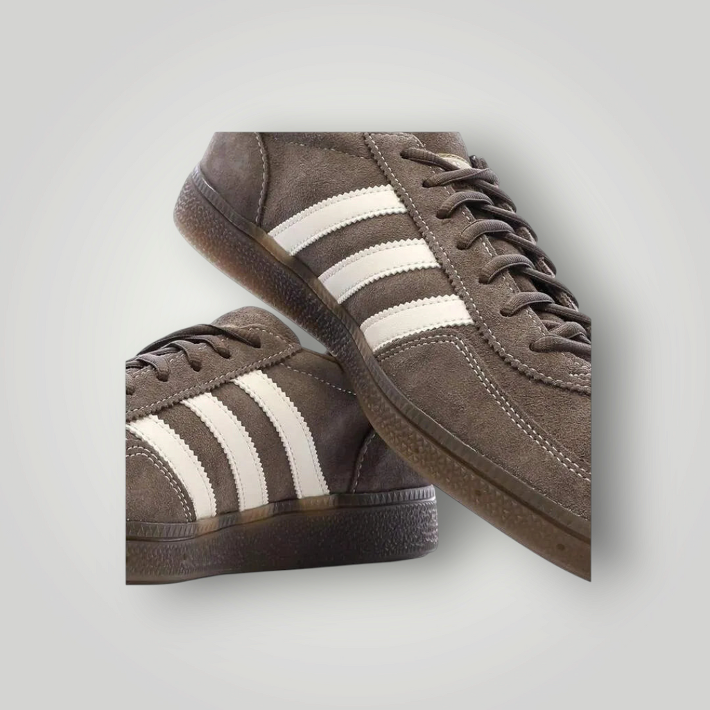 NDO Clothing Adidas Originals Handball Spezial Sneaker in Braun mit weißen Streifen und flacher Gummisohle