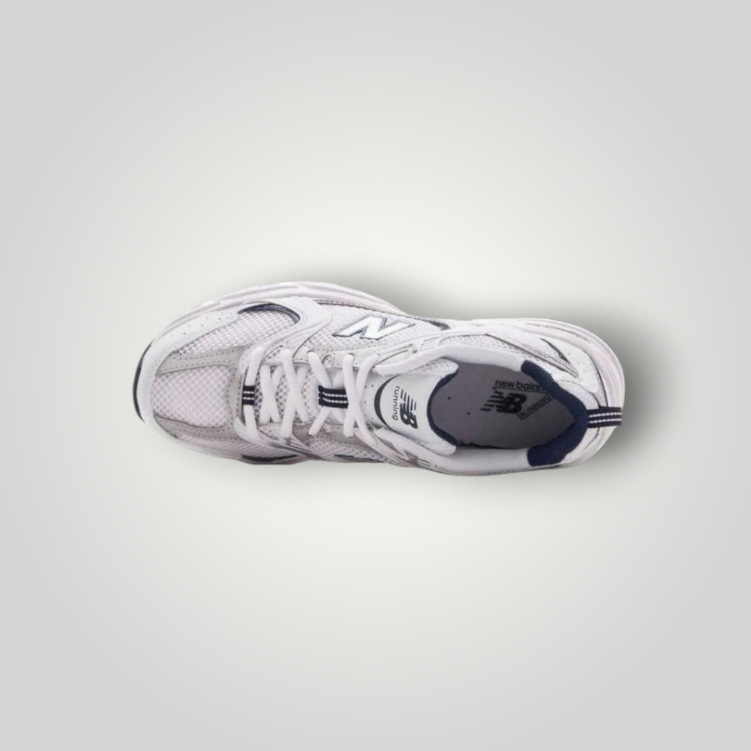 NDO Clothing New Balance 530 Sneaker in Weiß mit Mesh-Obermaterial und Schnürung in der Draufsicht