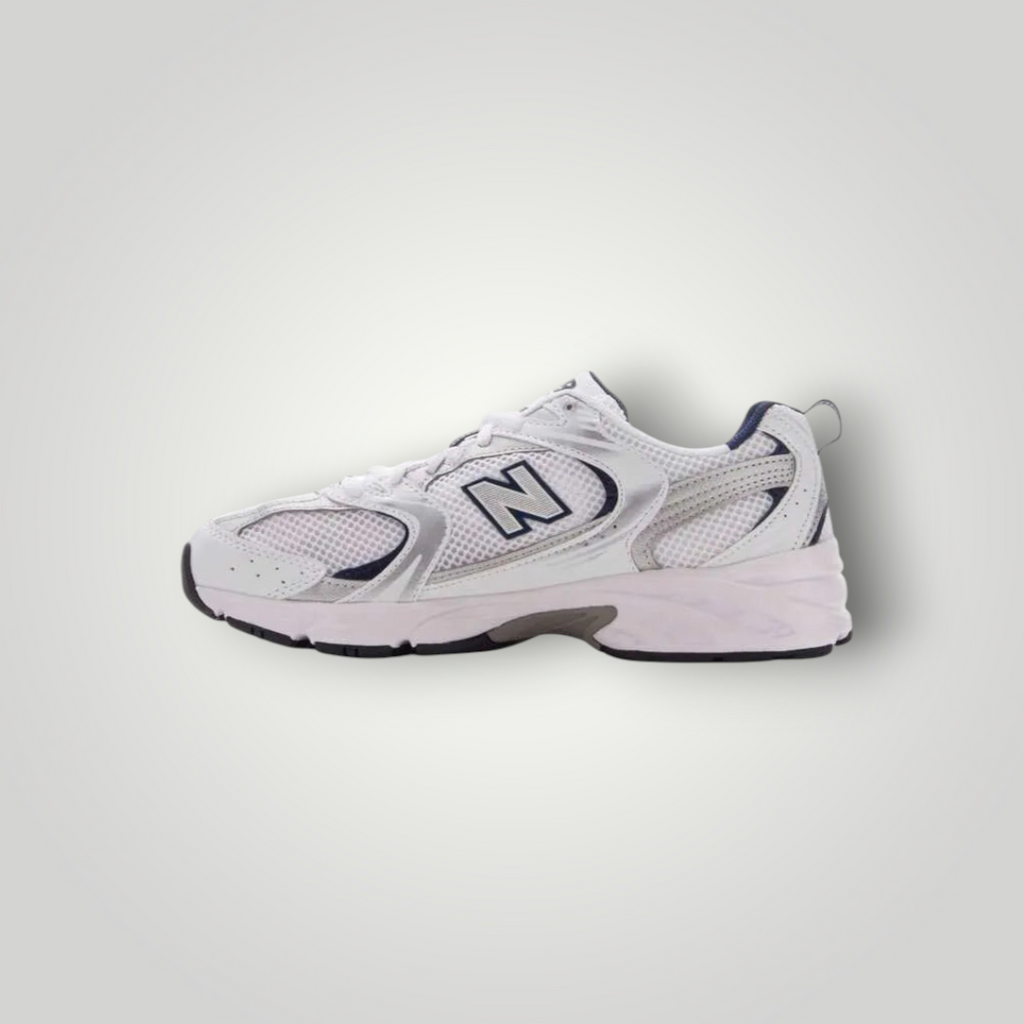 NDO Clothing New Balance 530 Sneaker in Weiss und Silber mit Mesh-Obermaterial und Schnürung in Seitenansicht
