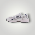 NDO Clothing New Balance 530 Sneaker in Weiss und Silber mit Mesh-Obermaterial und Schnürung in Seitenansicht