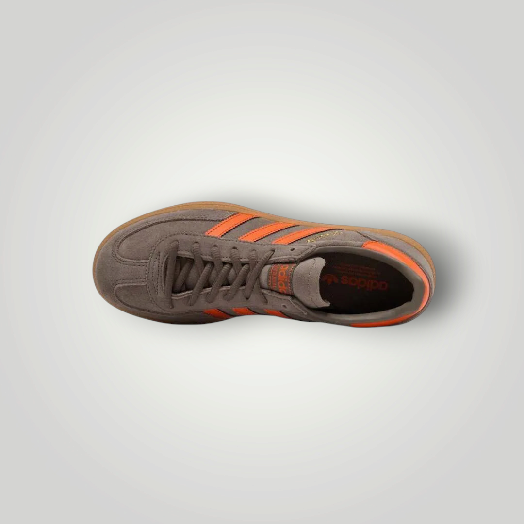 NDO Clothing Adidas Originals Handball Spezial Sneaker in Grau mit orangefarbenen Streifen und Gummisohle