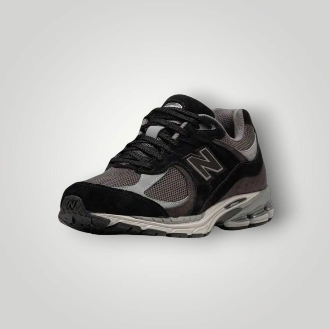 NDO Clothing New Balance 2002 Sneaker in Schwarz und Grau aus Leder und Mesh mit Schnürung und gepolsterter Sohle