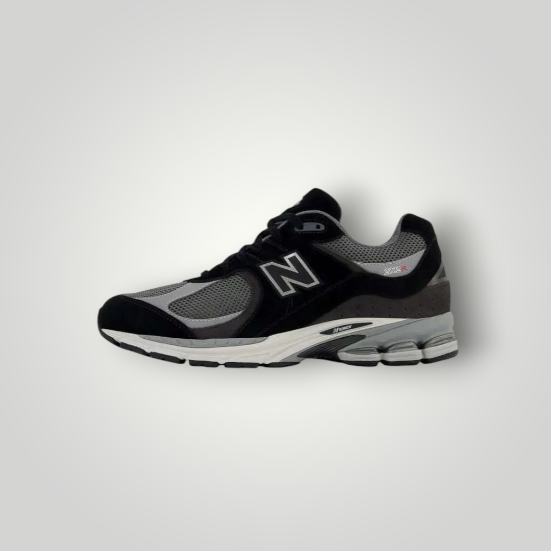 NDO Clothing New Balance 2002 Sneaker in Schwarz und Grau mit Mesh-Obermaterial und Schnürung in Seitenansicht