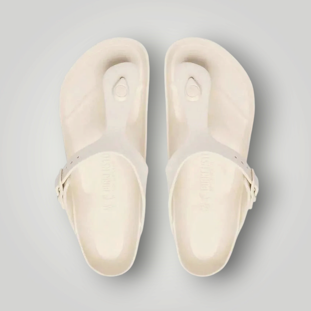 NDO Clothing Birkenstock Gizeh Zehentrenner in Cremeweiß aus leichtem, wasserfestem EVA-Kunststoff in Draufsicht