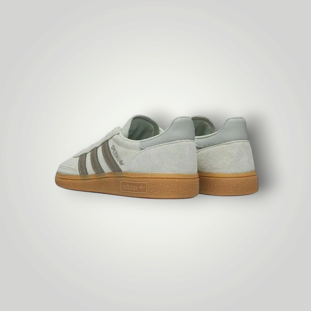 NDO Clothing Adidas Originals Handball Spezial Sneaker in Hellgrau mit brauner Gummisohle und seitlichem Logo