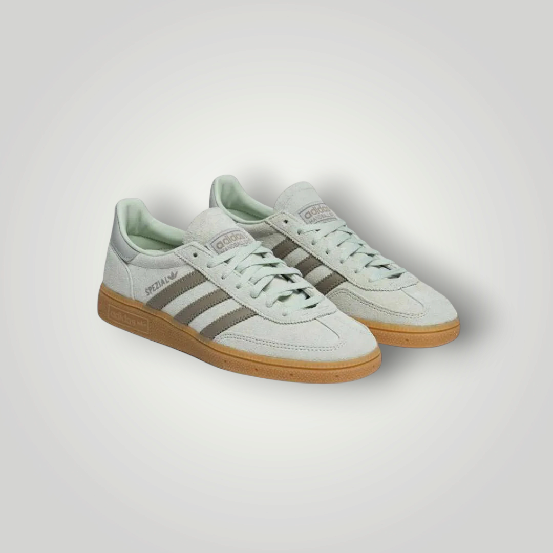 Adidas Originals Handball Spezial Sneaker von NDO Clothing in Hellgrün mit braunen Streifen und klassischer Gummisohle.