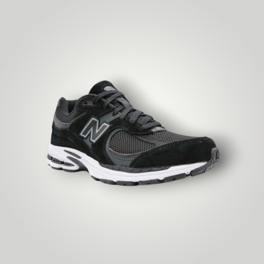 NDO Clothing New Balance 2002 Sneaker in Schwarz aus Leder und Mesh mit Schnürung und gepolsterter Sohle