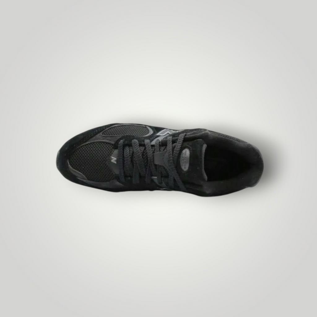 NDO Clothing New Balance 2002 Sneaker in Schwarz aus Leder und Mesh mit Schnürung in der Draufsicht