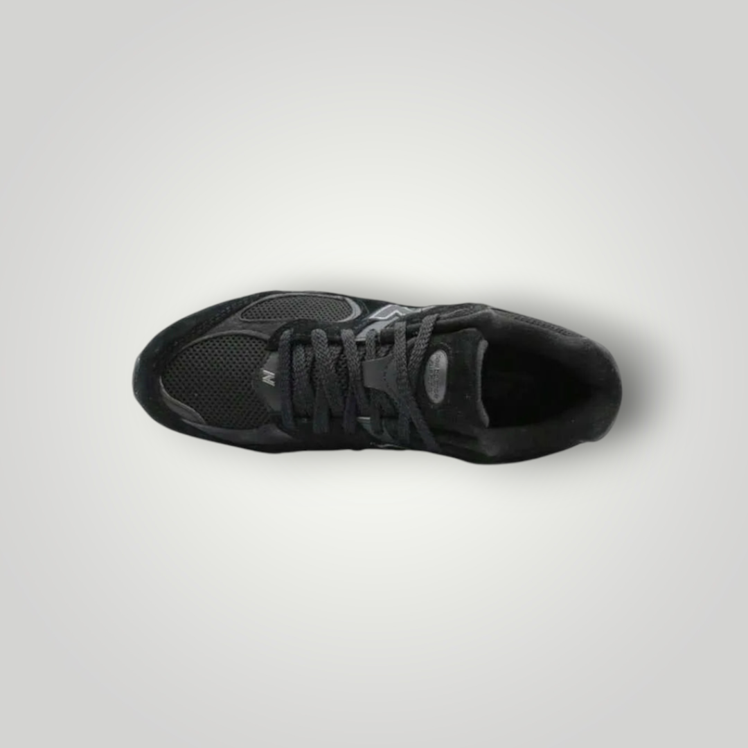 NDO Clothing New Balance 2002 Sneaker in Schwarz aus Leder und Mesh mit Schnürung in der Draufsicht