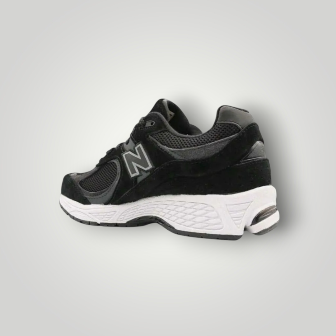 NDO Clothing New Balance 2002 Sneaker in Schwarz mit Mesh-Obermaterial, Leder-Details und weißer, gepolsterter Sohle.
