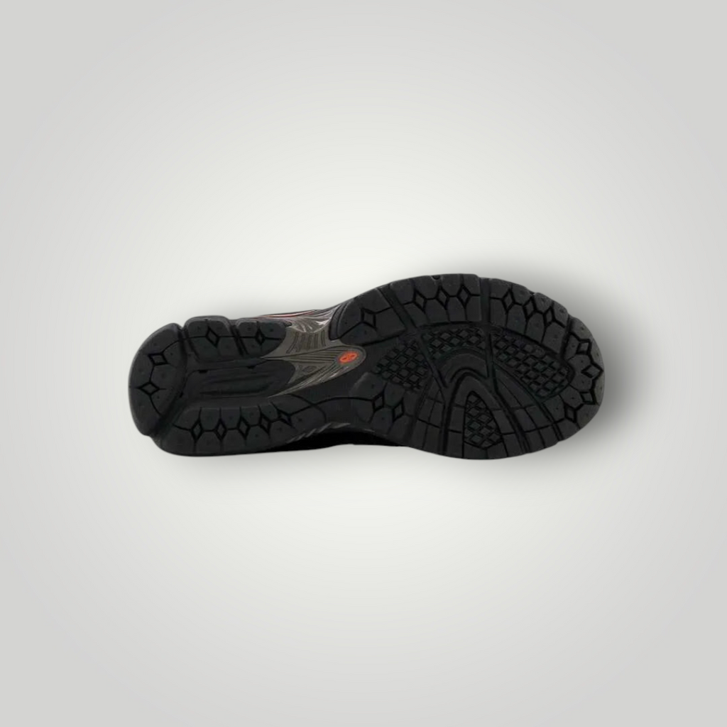 NDO Clothing New Balance 2002 Sneaker mit schwarzer, profilierter Kunststoff-Außensohle für optimalen Halt.