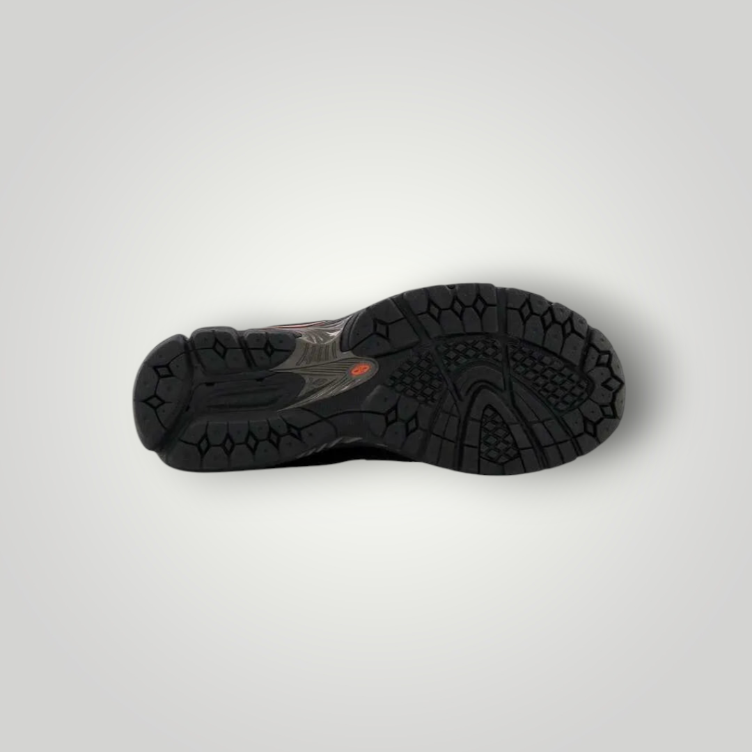 NDO Clothing New Balance 2002 Sneaker mit schwarzer, profilierter Kunststoff-Außensohle für optimalen Halt.
