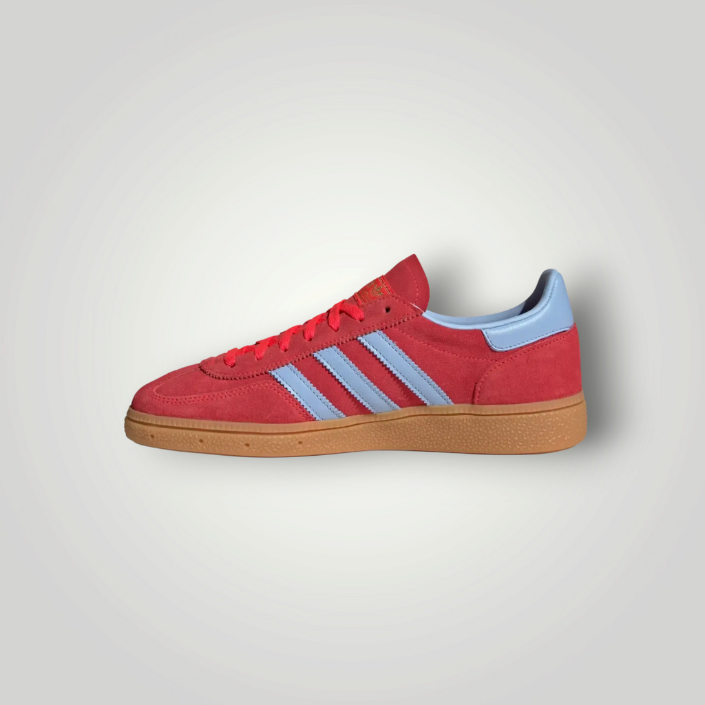 NDO Clothing Adidas Handball Spezial J Sneaker in Rot mit hellblauen Streifen und klassischer Gummisohle