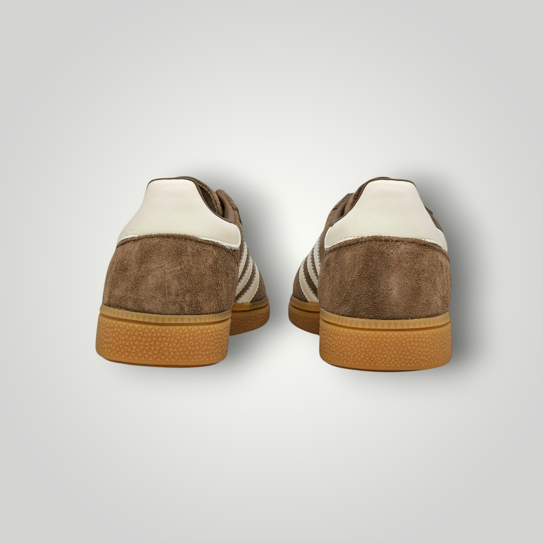 NDO Clothing Adidas Originals Handball Spezial Sneaker in Braun mit weißem Fersenbereich und klassischer Gummisohle