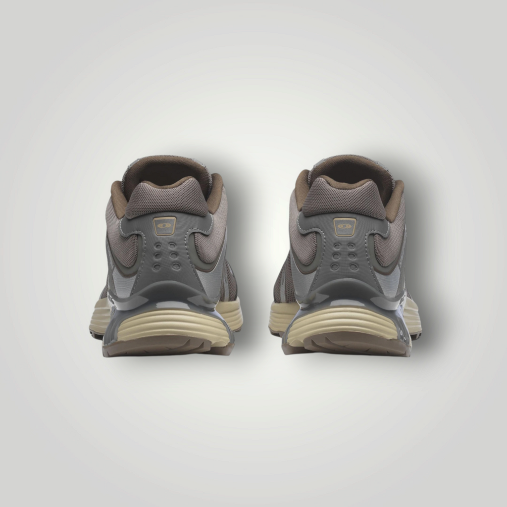 Rückansicht der braunen Salomon XT-WHISPER Laufschuhe von NDO Clothing mit gepolstertem Schaft und stabiler Sohle