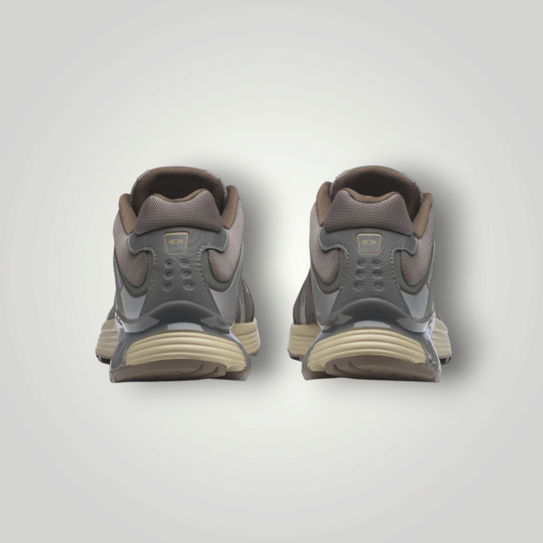 Rückansicht der braunen Salomon XT-WHISPER Laufschuhe von NDO Clothing mit gepolstertem Schaft und stabiler Sohle