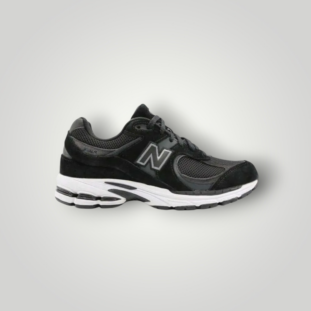 NDO Clothing New Balance 2002 Sneaker in Schwarz mit Mesh-Einsätzen, Leder-Details und weißer, gepolsterter Sohle.