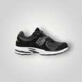 NDO Clothing New Balance 2002 Sneaker in Schwarz mit Mesh-Einsätzen, Leder-Details und weißer, gepolsterter Sohle.