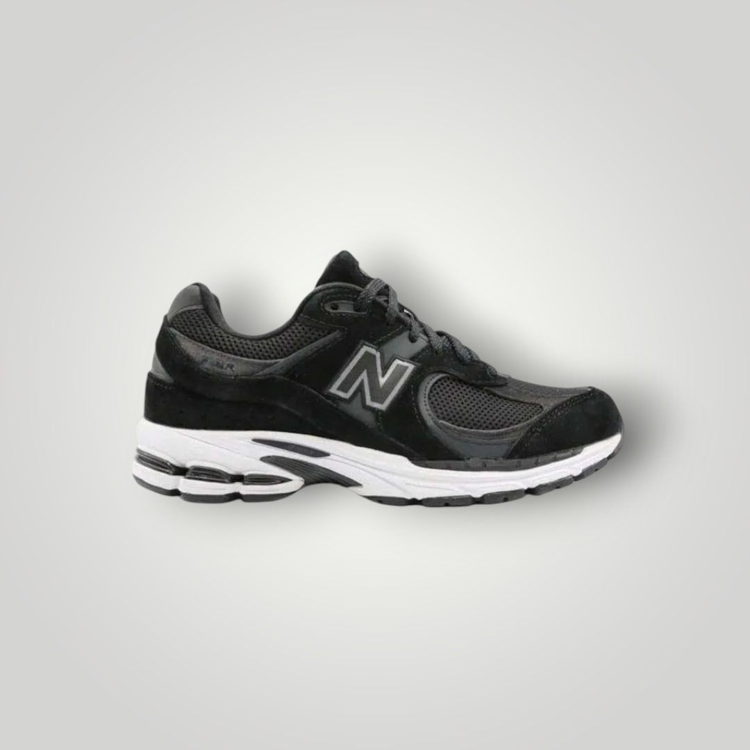 NDO Clothing New Balance 2002 Sneaker in Schwarz mit Mesh-Einsätzen, Leder-Details und weißer, gepolsterter Sohle.