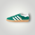 NDO Clothing adidas Originals Gazelle Indoor Sneaker in Grün mit weißen Streifen und klassischer Gummisohle