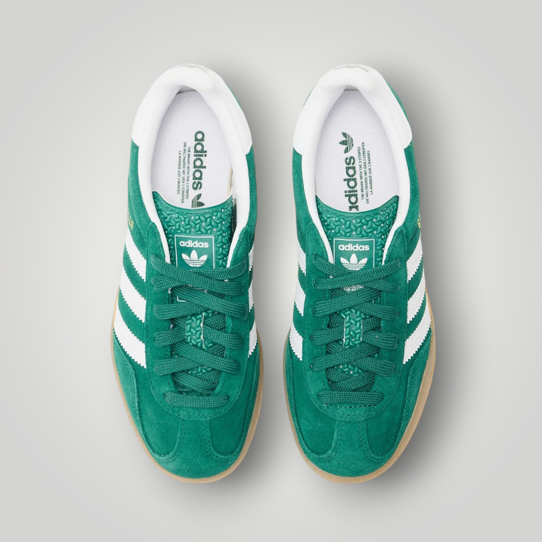 NDO Clothing adidas Originals Gazelle Indoor J Sneaker in Grün aus Leder mit weißen Streifen und Gummisohle