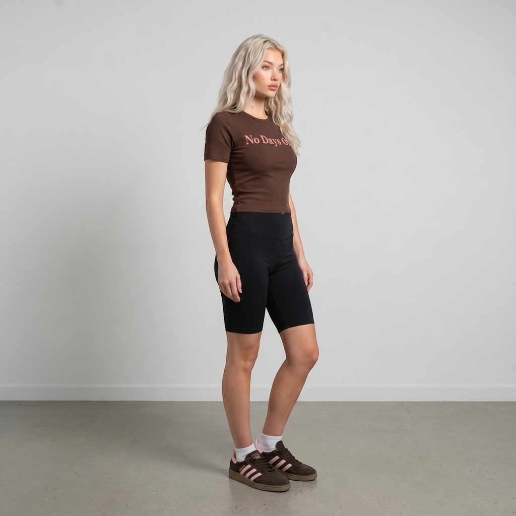 NDO Clothing Model trägt braune Adidas Originals Handball Spezial Sneaker aus Veloursleder mit rosa Streifen
