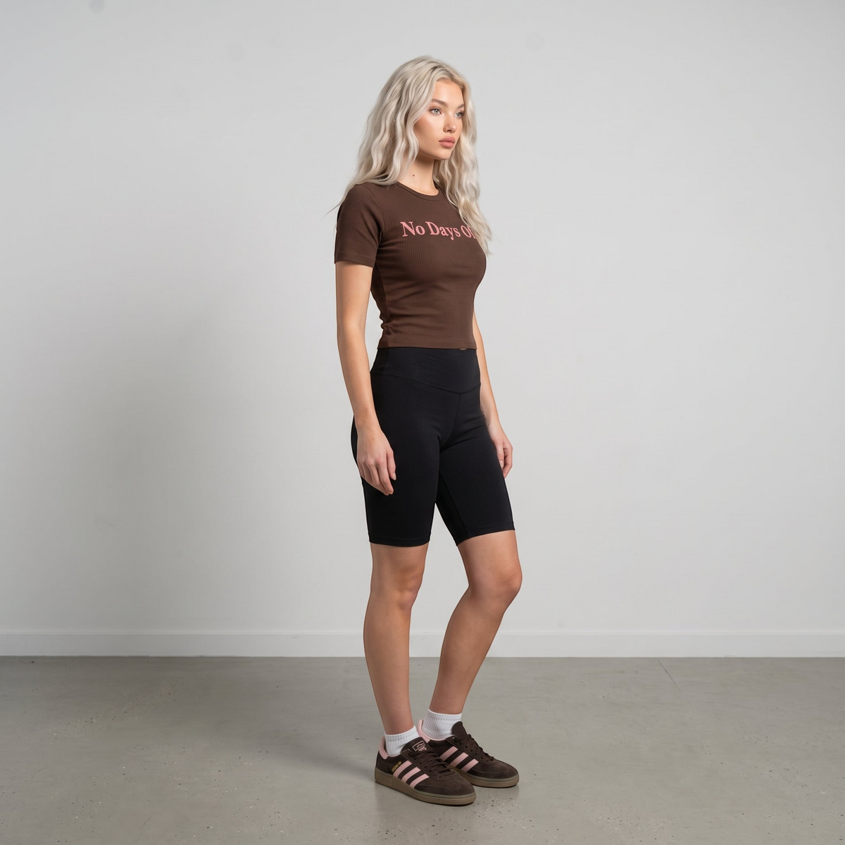 NDO Clothing Model trägt braune Adidas Originals Handball Spezial Sneaker aus Veloursleder mit rosa Streifen