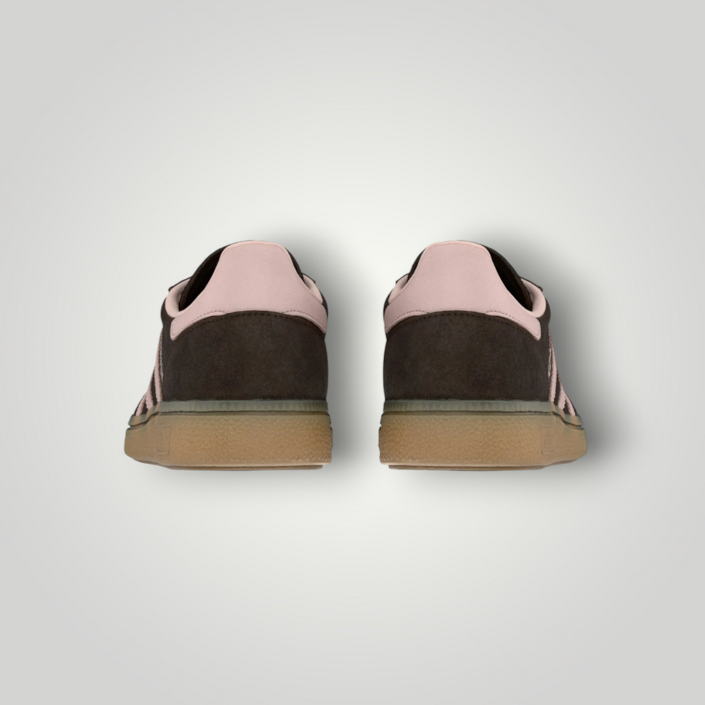 NDO Clothing Adidas Originals Handball Spezial Sneaker in Dunkelbraun und Rosa mit flacher Gummisohle, Rückansicht
