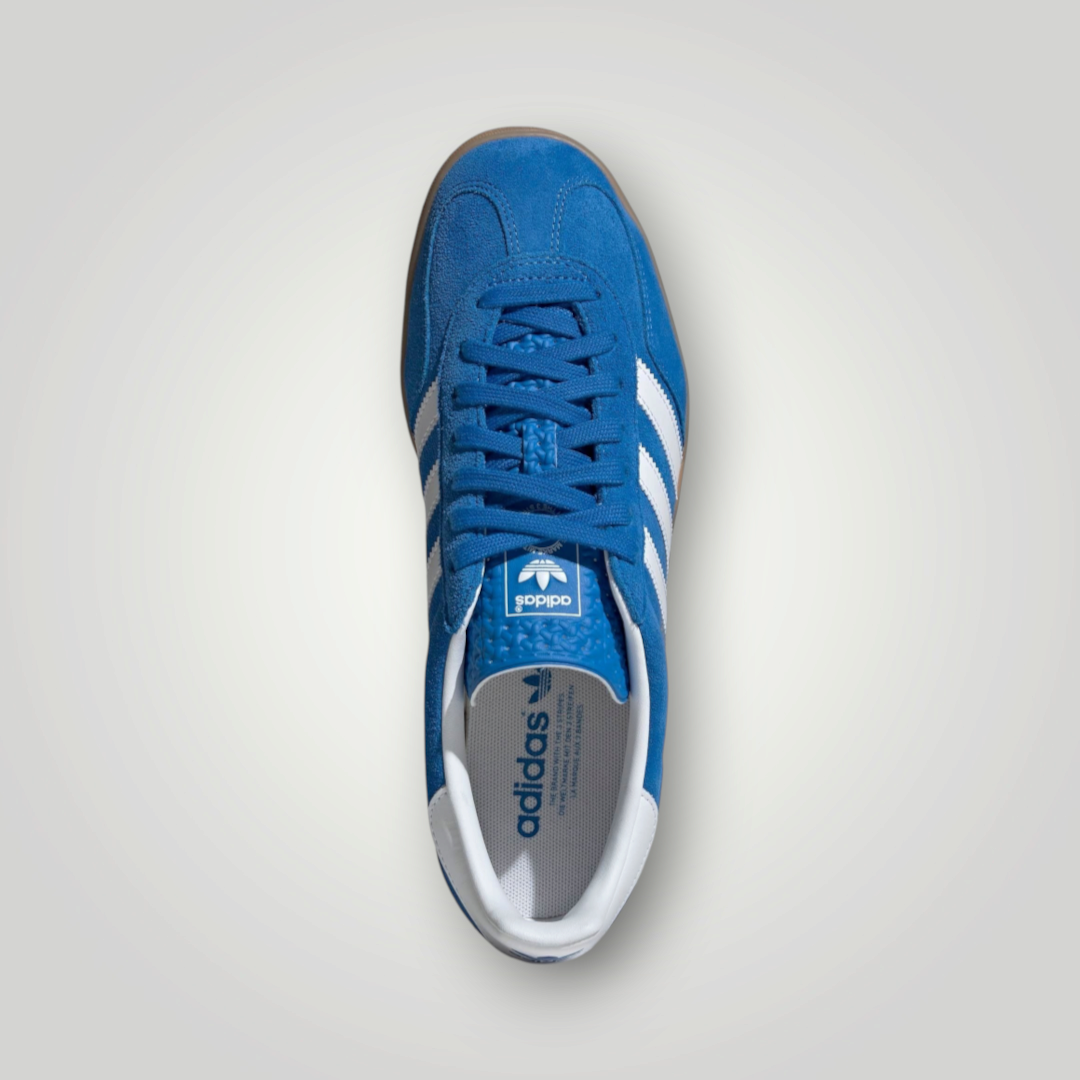 NDO Clothing Adidas Originals Gazelle Sneaker in Blau mit weißen Streifen und klassischer Gummisohle in Draufsicht