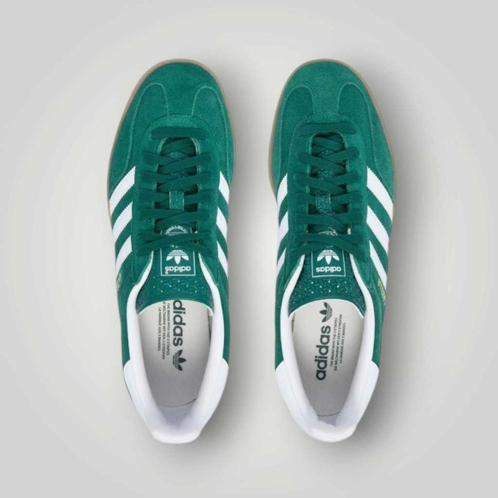 NDO Clothing Adidas Originals Gazelle Sneaker in Grün mit weißen Streifen und brauner Gummisohle in der Draufsicht