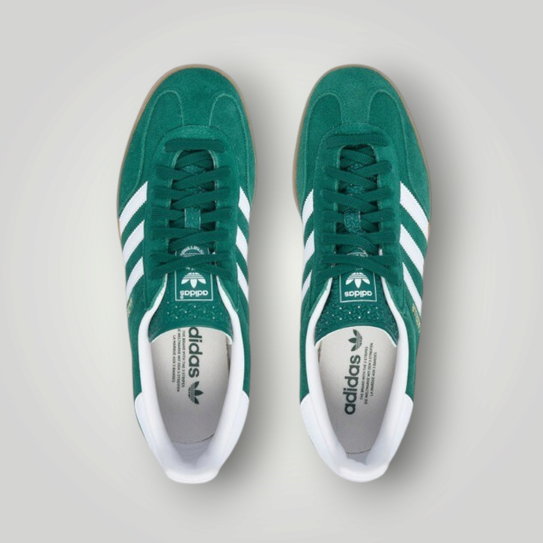 NDO Clothing Adidas Originals Gazelle Sneaker in Grün mit weißen Streifen und brauner Gummisohle in der Draufsicht