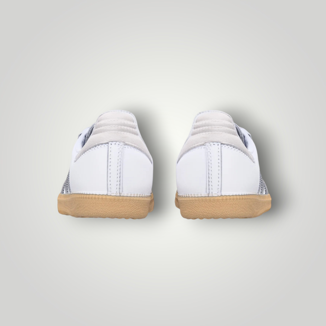 Rückansicht der weißen Adidas Originals SAMBA OG Sneaker von NDO Clothing mit charakteristischer Gummisohle